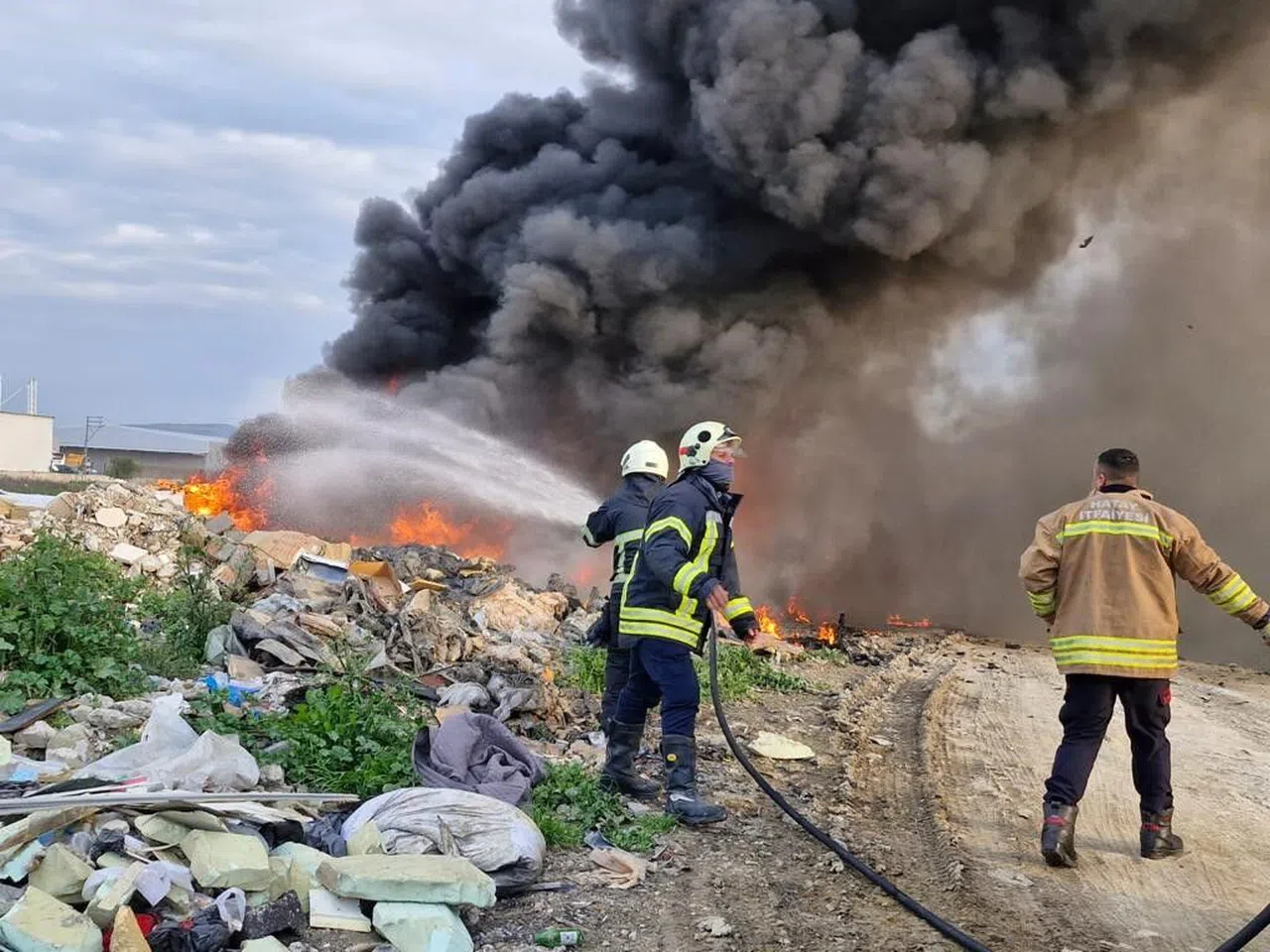 Çöp yangınını itfaiye ekipleri söndürdü  