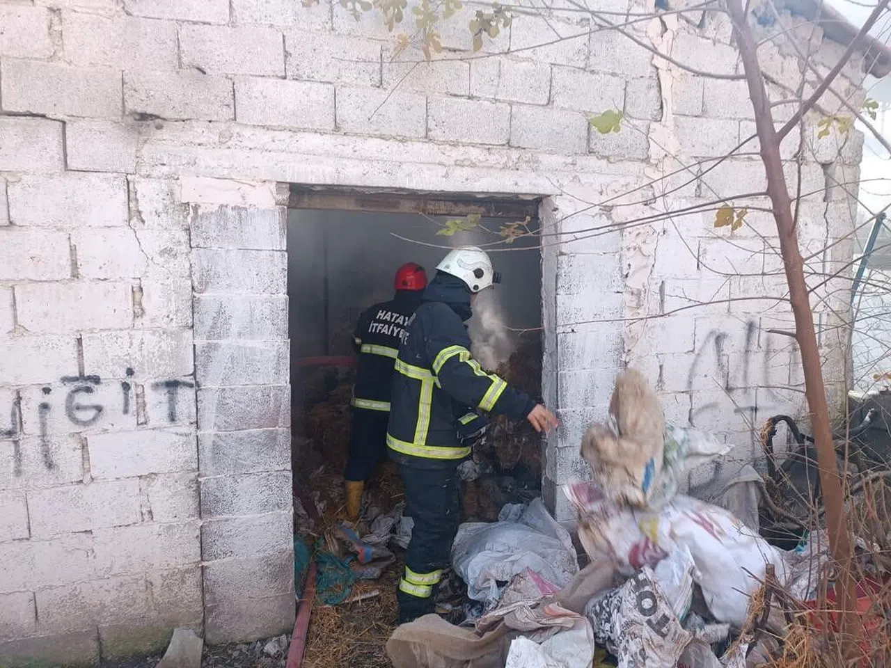Samanlık yangınına itfaiye ekiplerinden müdahale  