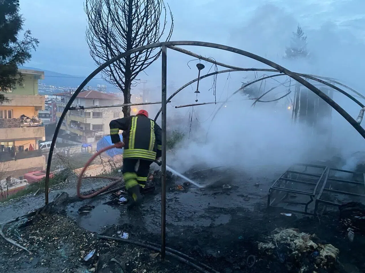 Yanan çadır kullanılmaz hale geldi
