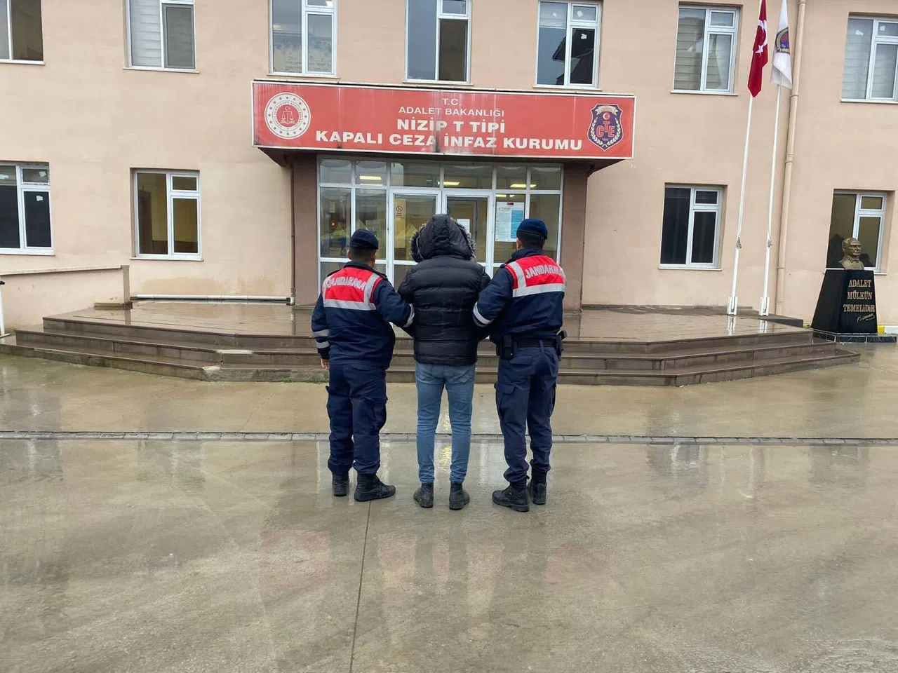 Yasadışı göçmen taşıyan 2 organizatör yakalandı