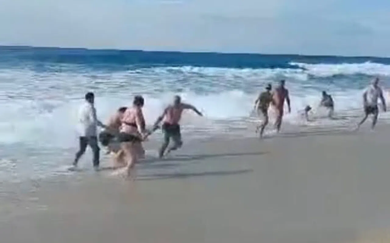Denize giren turistlerin boğulma tehlikesi geçirdiği anlar kamerada