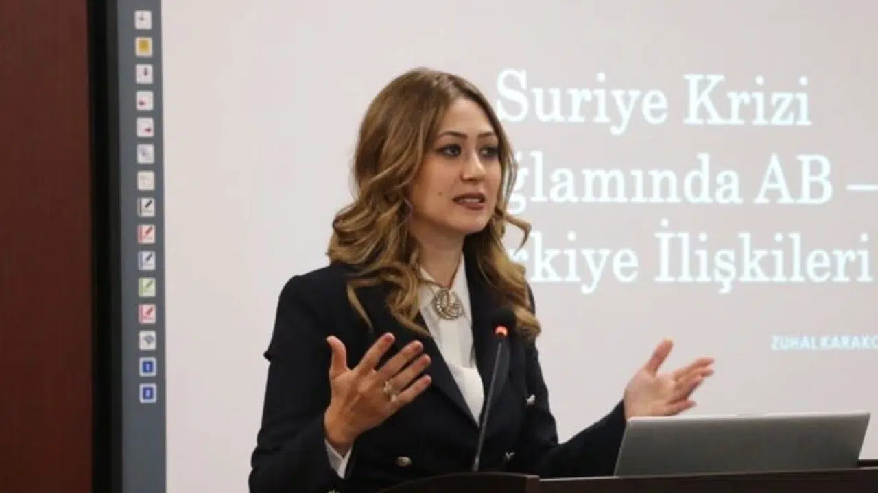 Mhp'li Dora Editör masasında