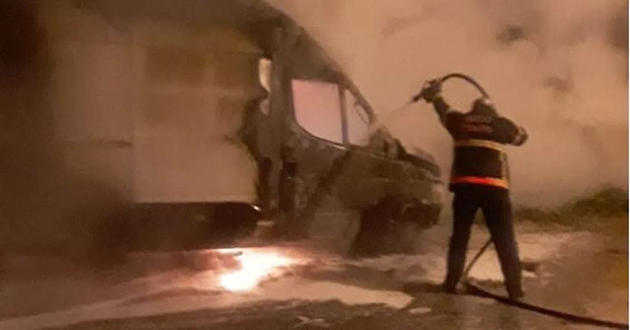 Yanan minibüs kullanılmaz hale geldi