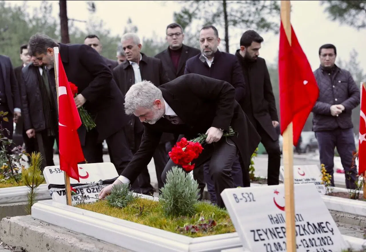 Fırat Görgel Deprem Şehitlerini ve Sütçü İmam’ı kabirleri başında andı