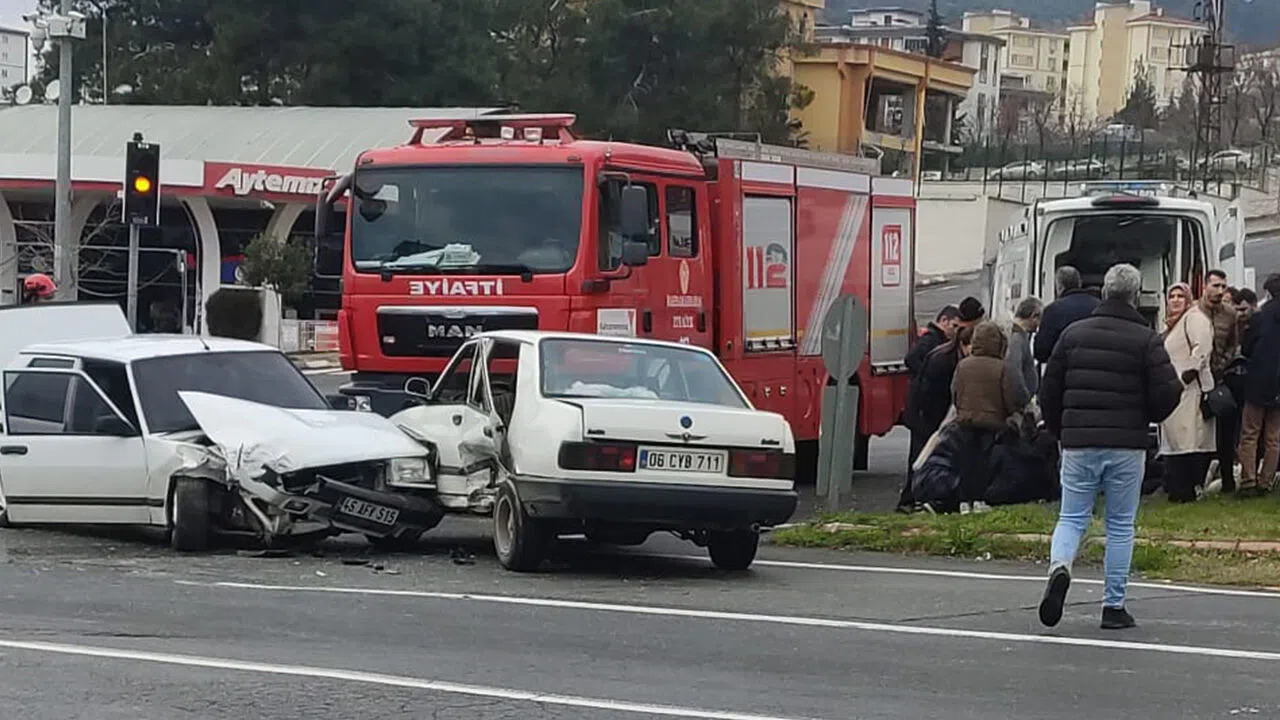Kahramanmaraş’ta 2 otomobil çarpıştı: 3 yaralı