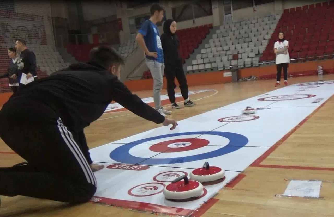 Kahramanmaraş’ta Floor Curling turnuvası düzenlendi
