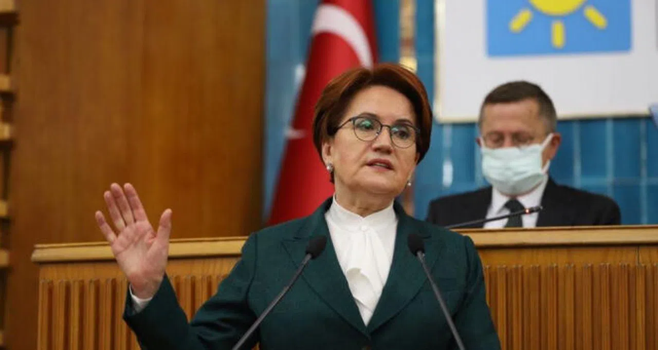 Akşener: "(CHP’ye) Dürüst açık bir şekilde DEM’le el sıkışın, sizin elinizi tutan mı var"