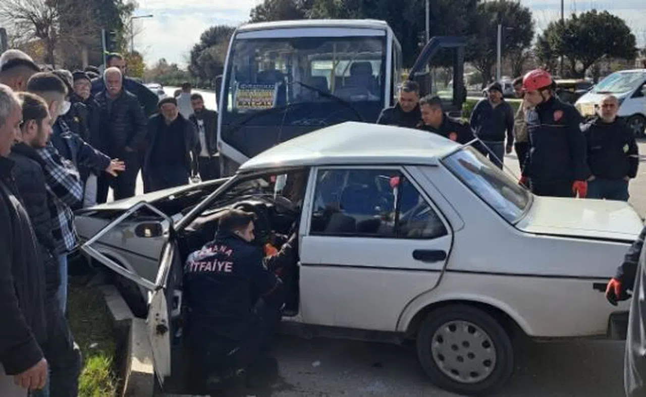 Tofaş otomobil ile midibüs çarpıştı: 9 yaralı