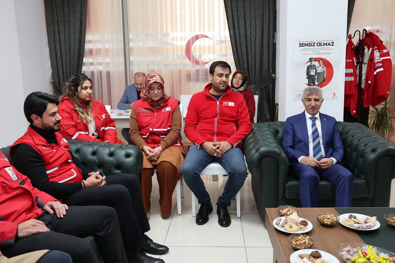 Vali Ünlüer’den Kızılay’a deprem ziyareti