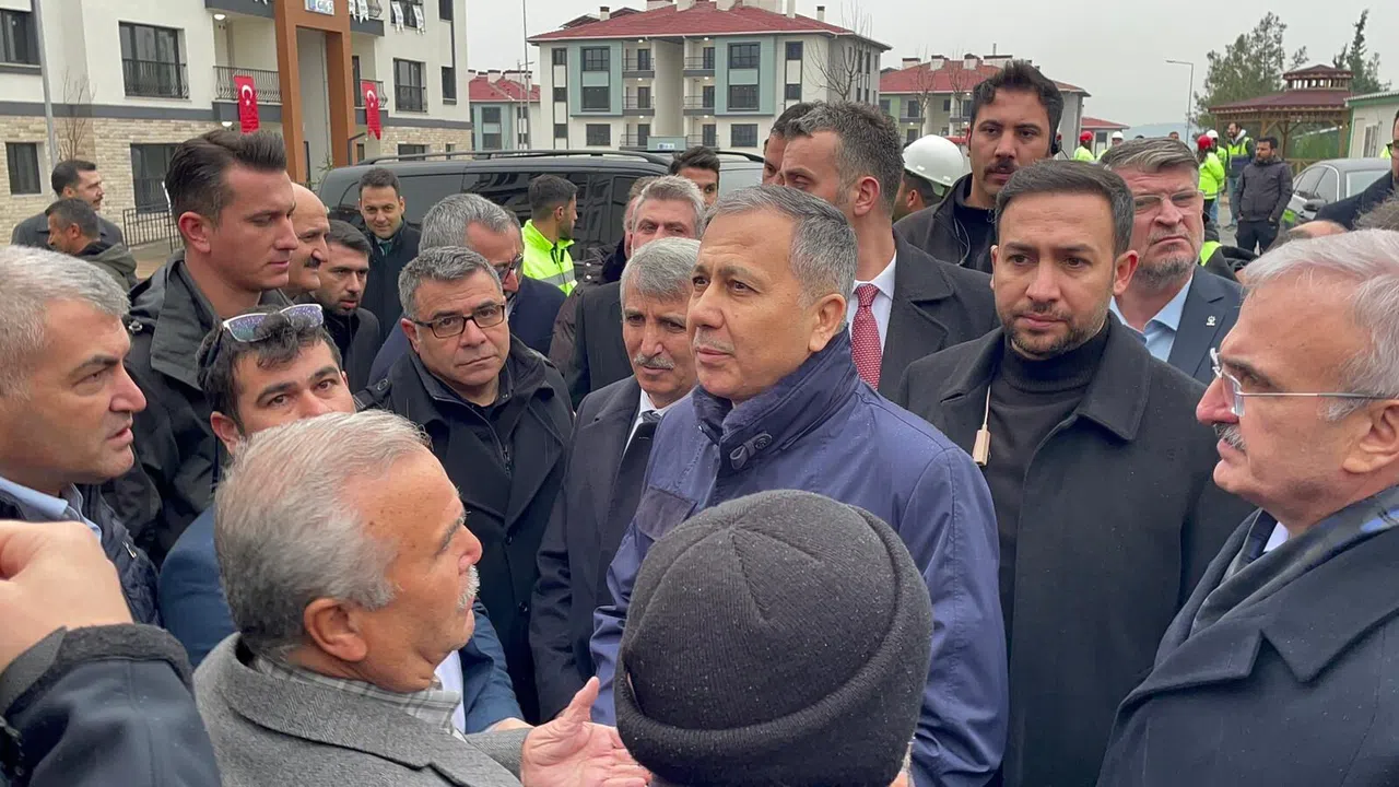 İçişleri Bakanı Yerlikaya deprem konutlarını gezdi
