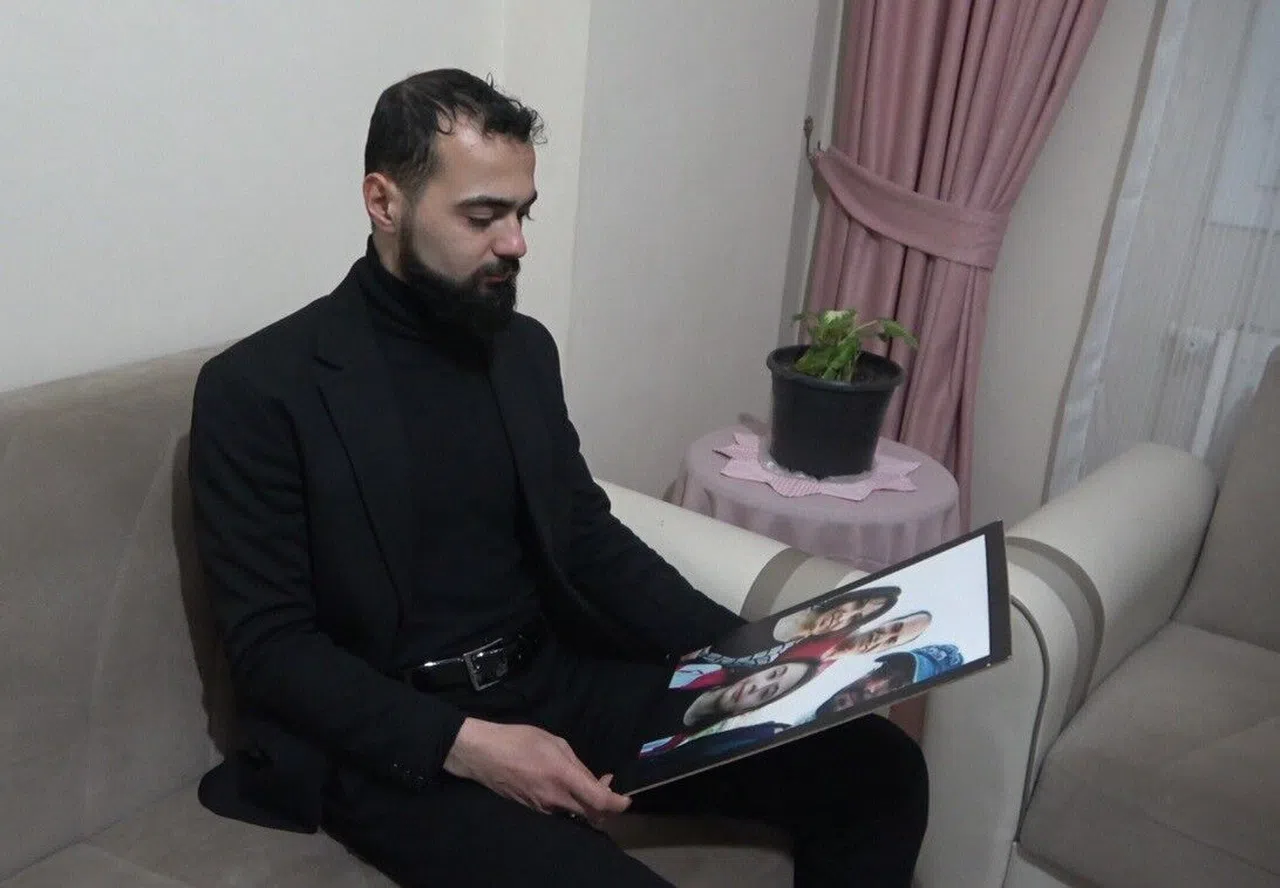 Deprem sonrası ailesinin soy ismini taşıyan tek kişi olarak hayatına devam ediyor
