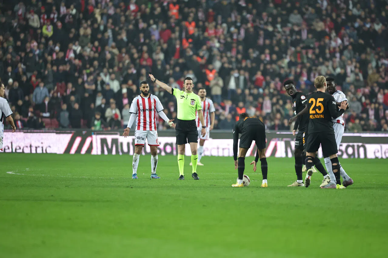 Aslan ilk yarıda fişi çekti !