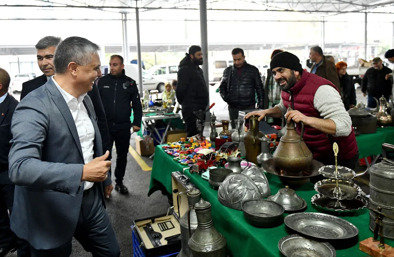 Antika meraklıları bu pazarda  