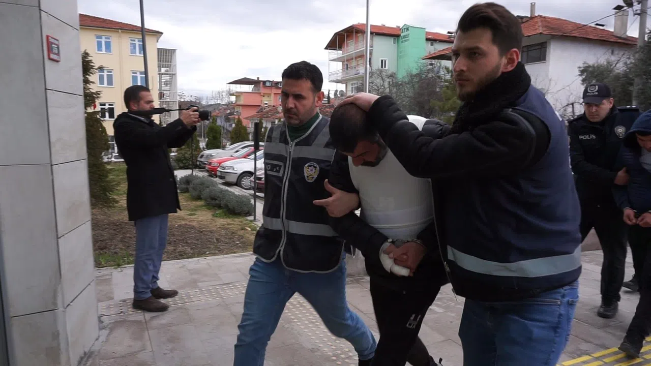 Boşandığı eşini önce vurup sonra bıçaklayarak öldüren şahıs ile 7 kişi adliyeye sevk edildi  