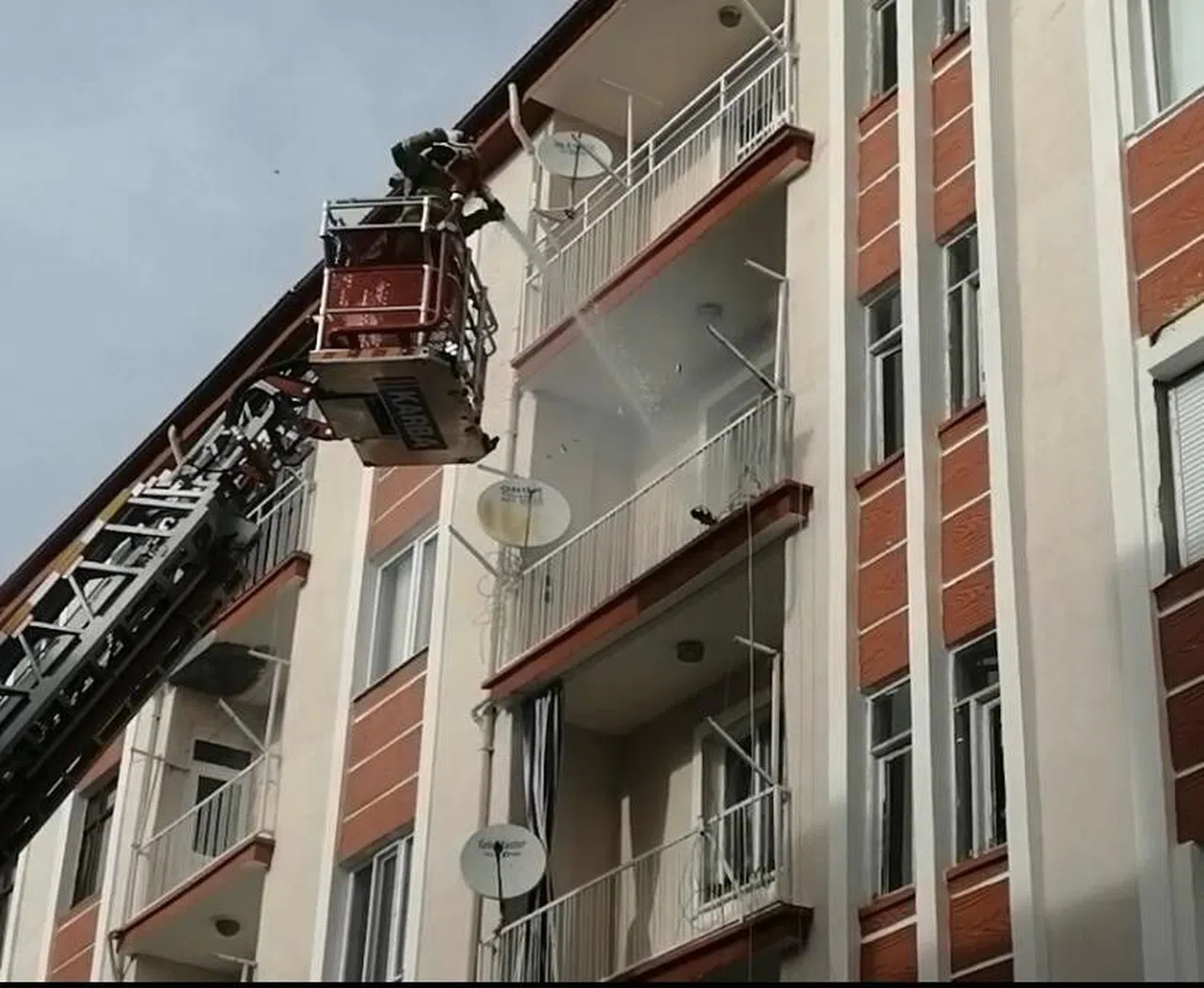 Balkona bırakılan soba kovası yangına sebep oldu 