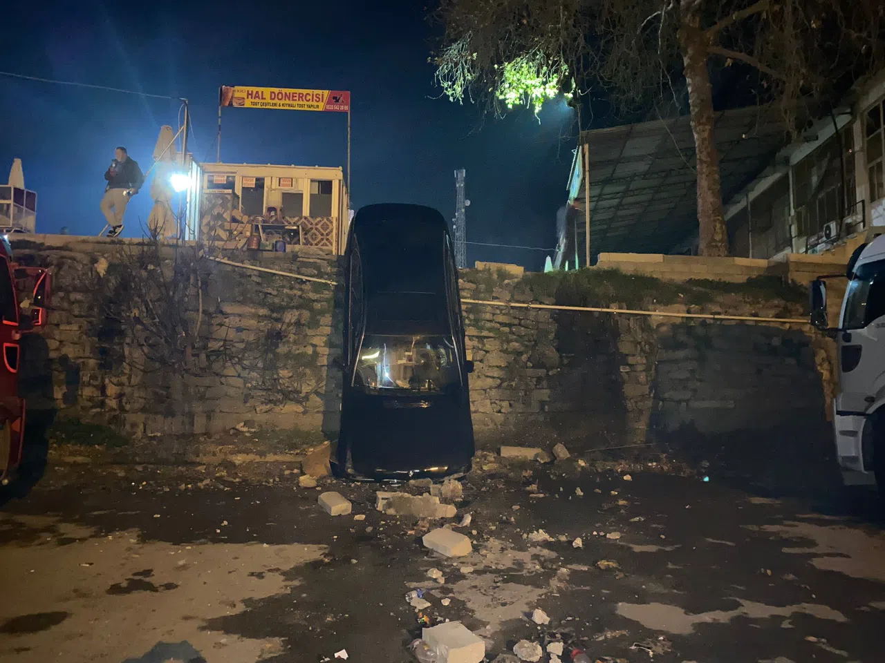 Yolu şaşıran sürücü 5 metrelik istinat duvarından aşağı düştü 