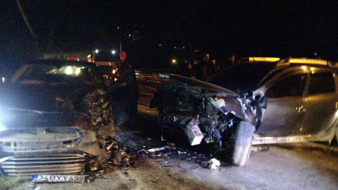 Otomobiller kafa kafaya çarpıştı: 2 yaralı  