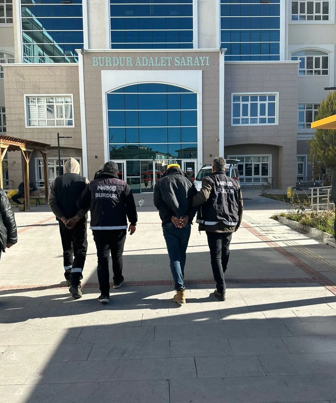 Durdurulan araçta uyuşturucu çıktı, 2 şahıs tutuklandı  