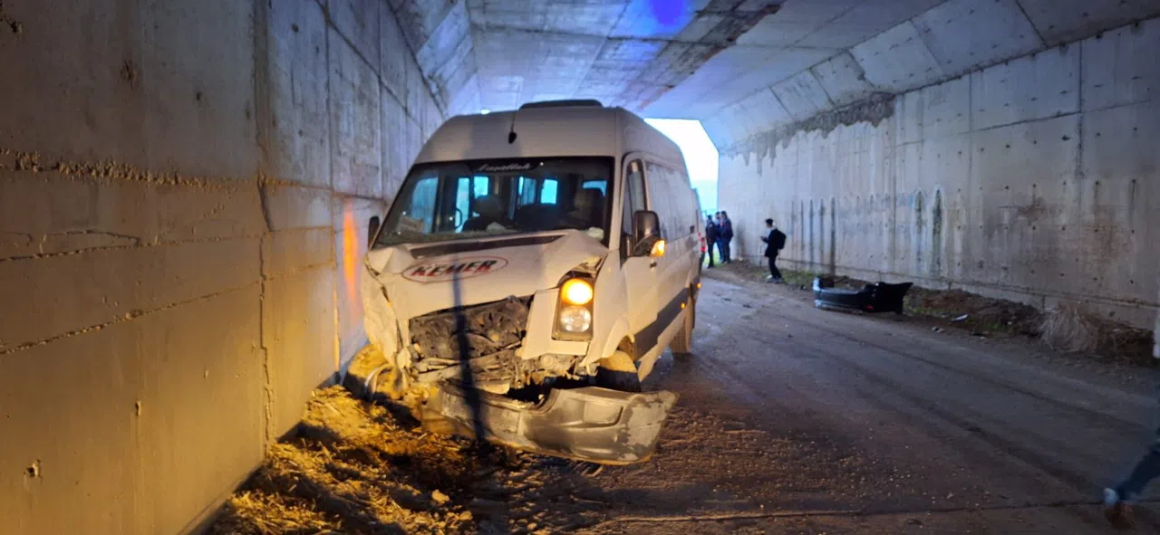 Burdur’da öğrenci servisi ile otomobil çarpıştı 14 yaralı