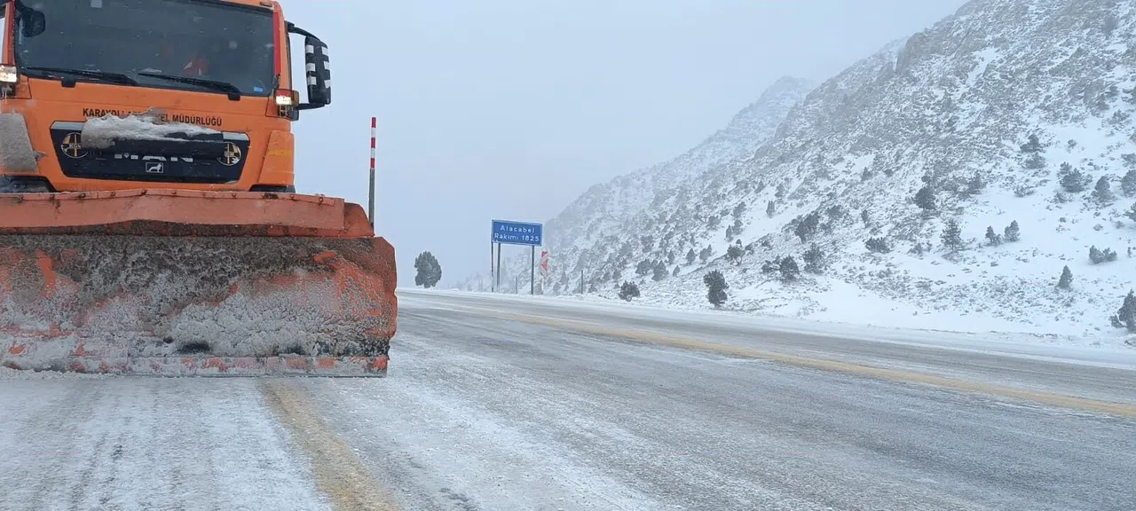 Alacabel'de gece başlayan kar yağışı sonrası ekipler seferber oldu