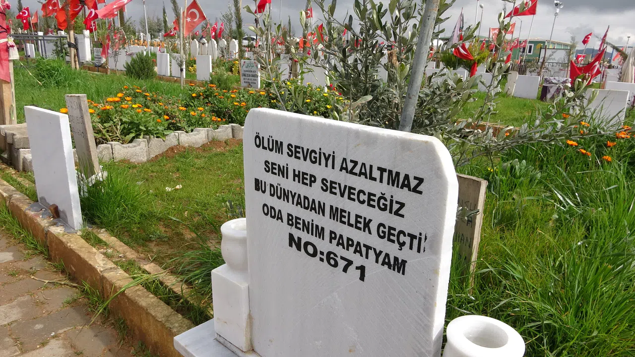 Depremde ölenlerin mezar taşlarındaki yazılar hüzünlendiriyor