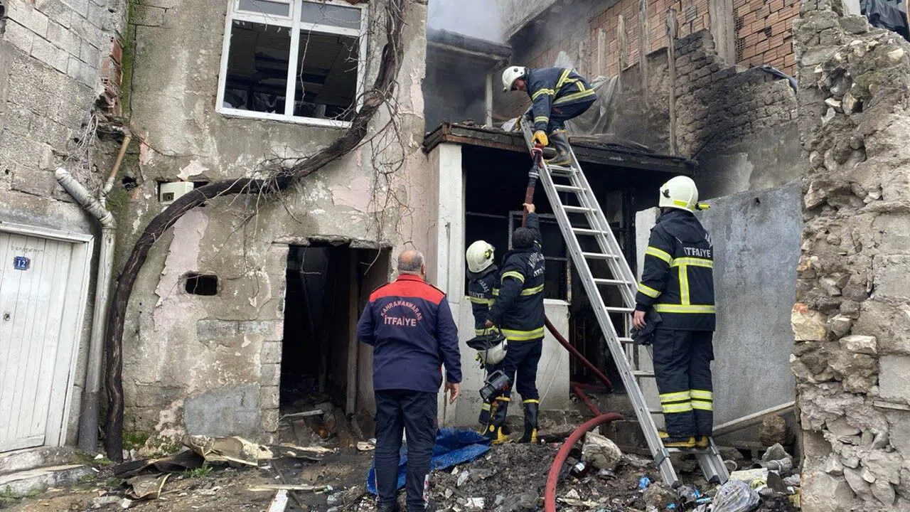 Kahramanmaraş İsa Divanlı'daki boş evde yangın paniği