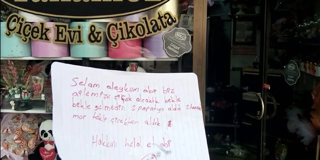 Çocuklar aldıkları çiçekler için not bıraktılar