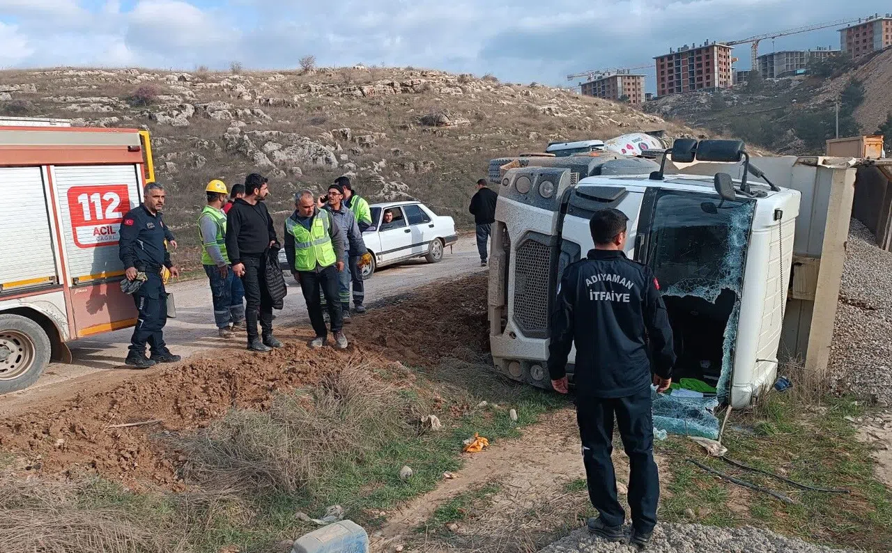 Hafriyat yüklü kamyon devrildi