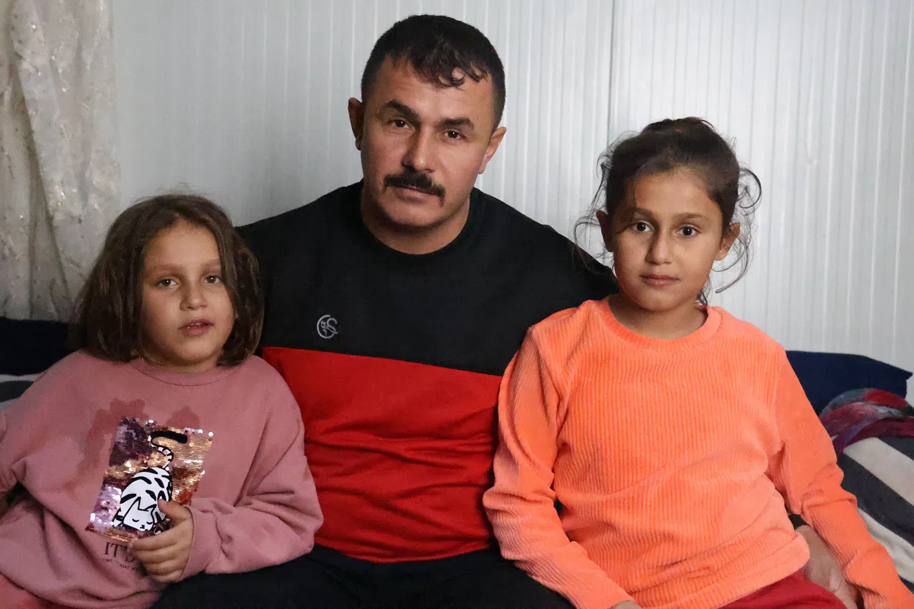Deprem sonrası kayıtlara ölü olarak geçen vatandaş, bankayı yaşadığına inandıramıyor