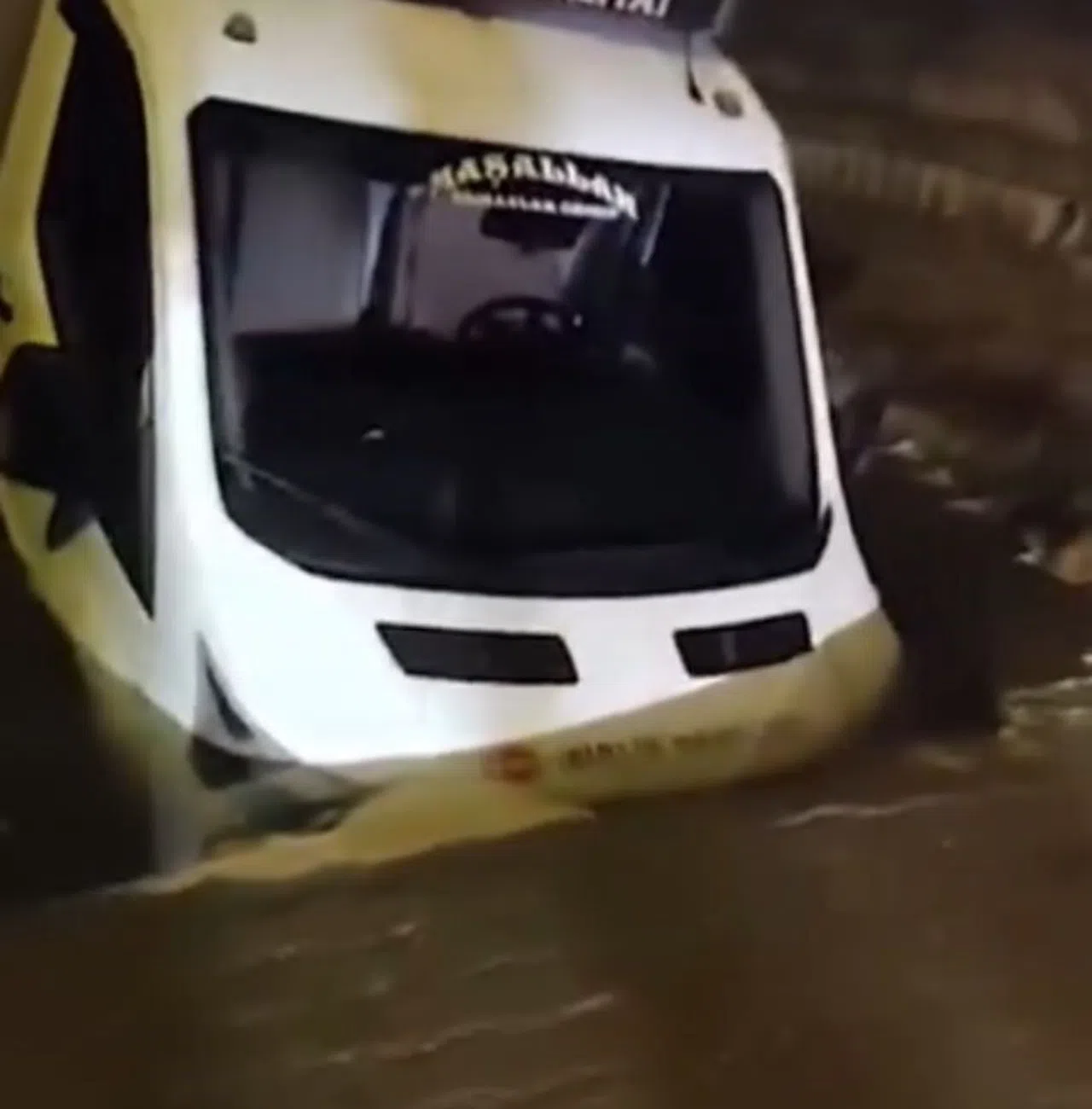 Yağmurun çökerttiği yola kamyonet düştü