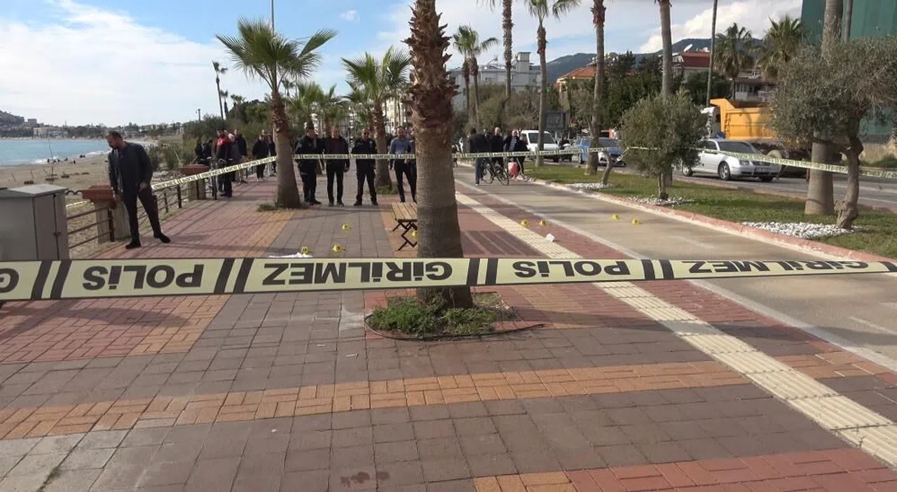 Alanya’da iki kişi silahla vuruldu
