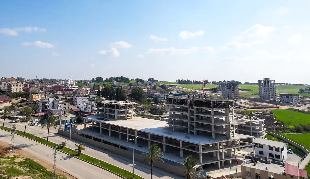 İnşaat projeleriyle hem doğayı koruyor hem de modern yaşam alanı sağlıyor