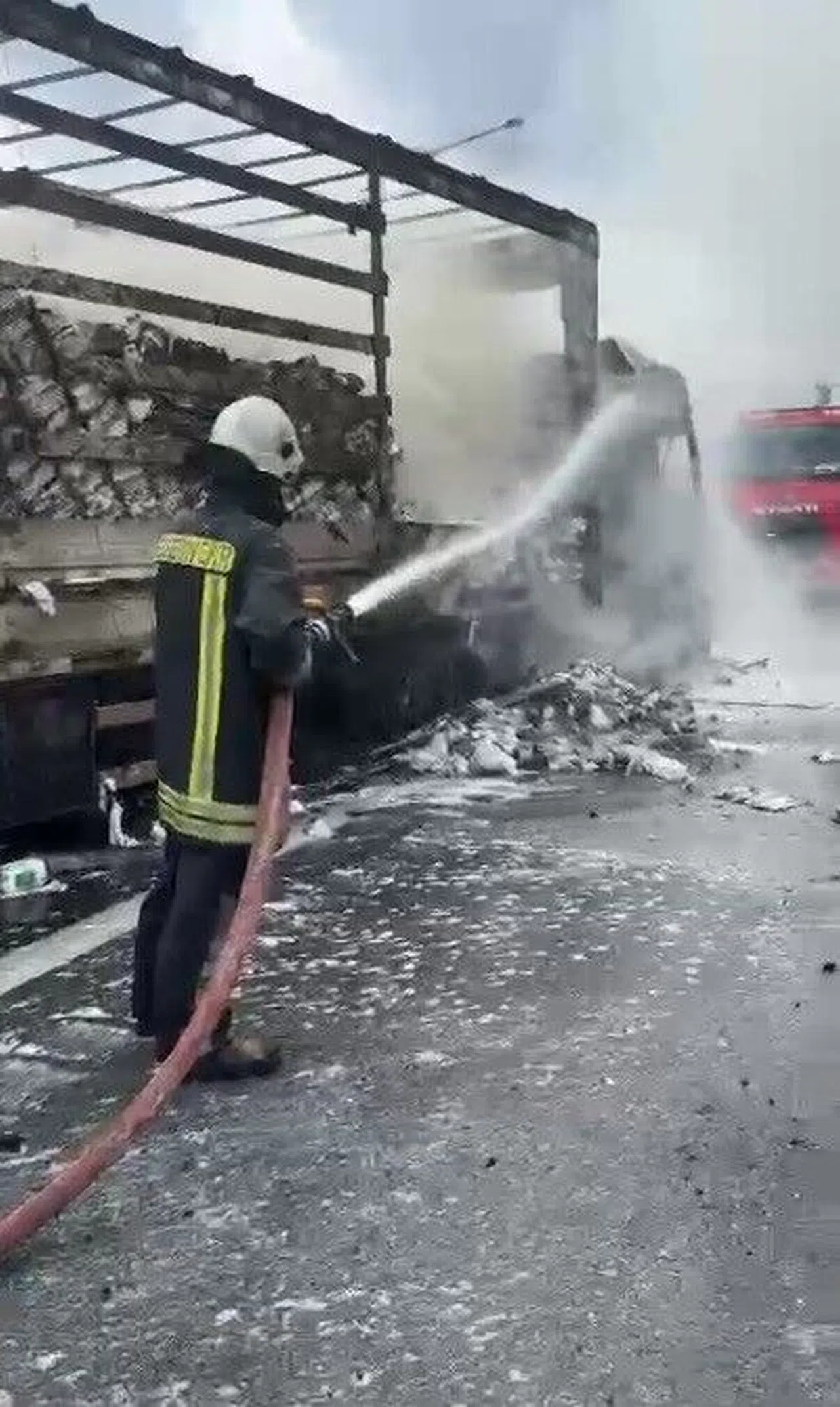 Peçete yüklü tır yandı  