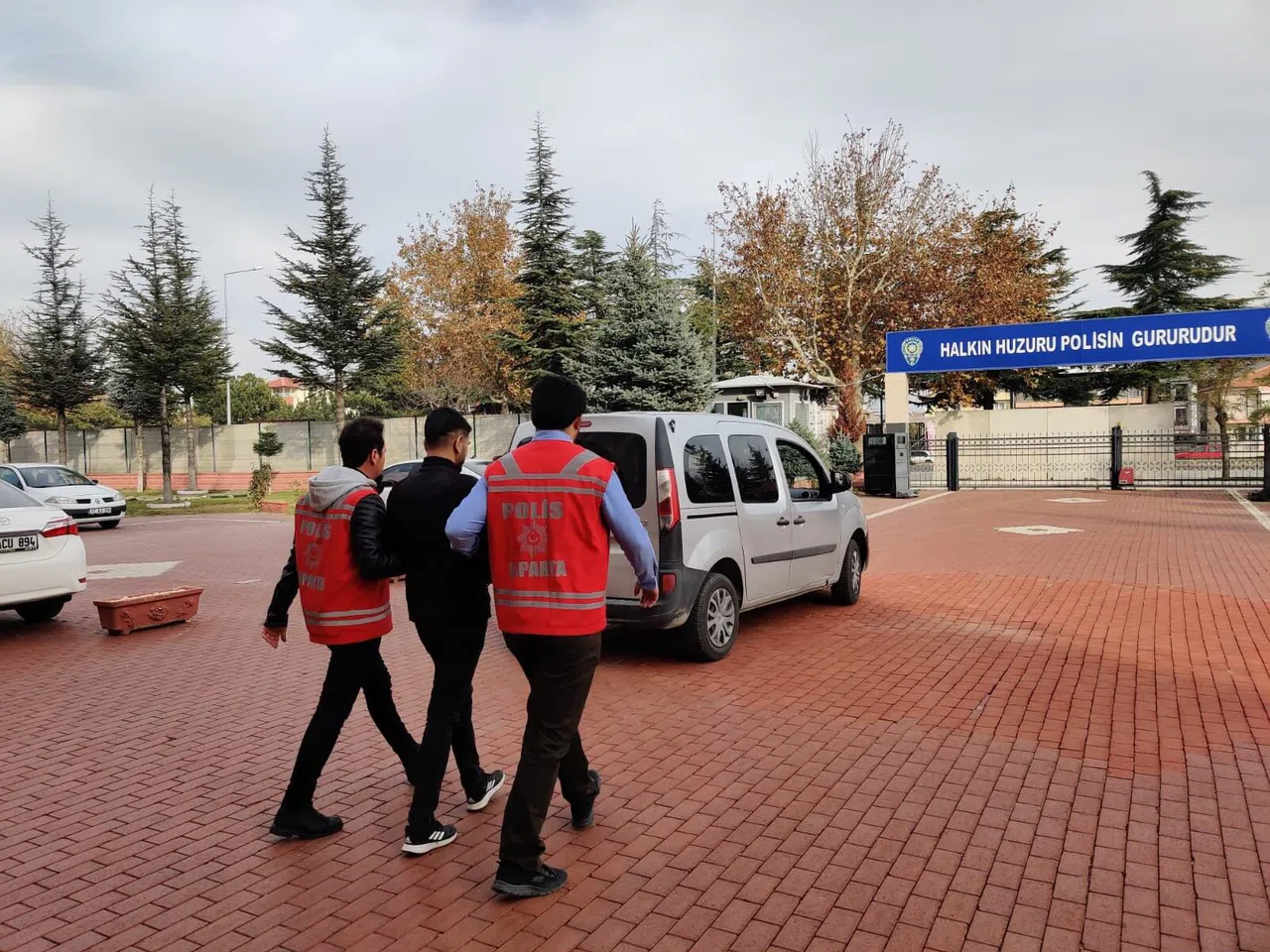 İnternet dolandırıcıları yakalandı