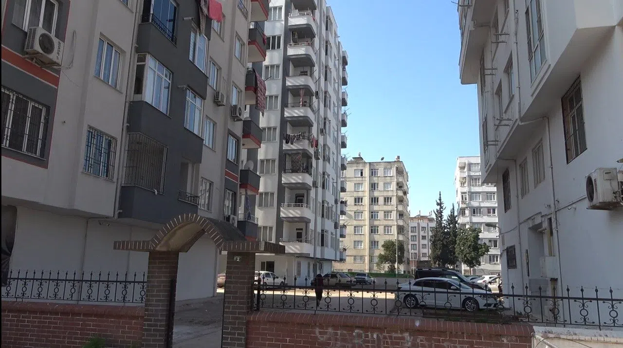 Apartmanda ayakkabı çalan kadın güvenlik kamerasında