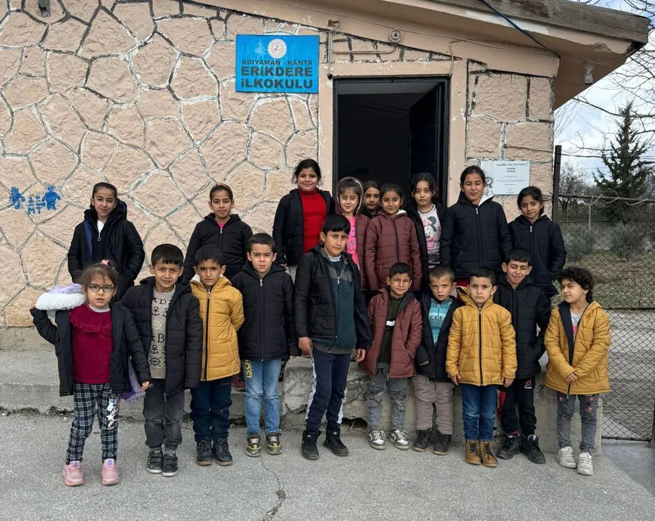 Köydeki öğrencilere mont yardımı
