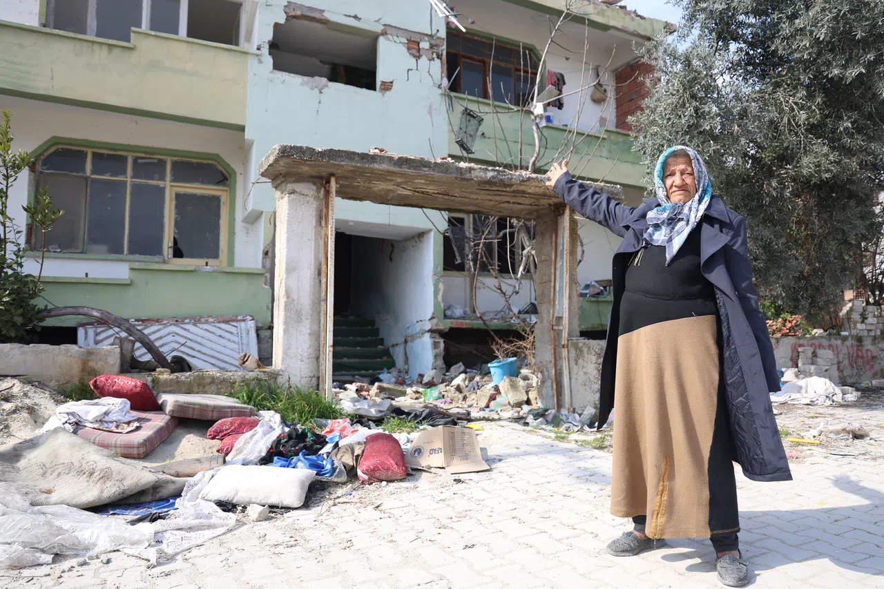 Depremzede Kadını Darp Edip Evinin Demirlerini Çaldılar