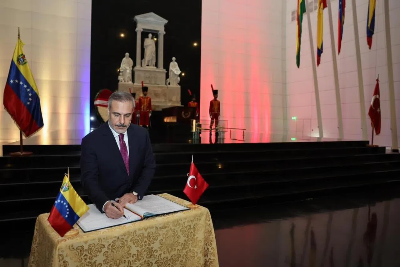 Dışişleri Bakanı Fidan, devrimci lider Bolivar'ın anıt mezarını ziyaret etti