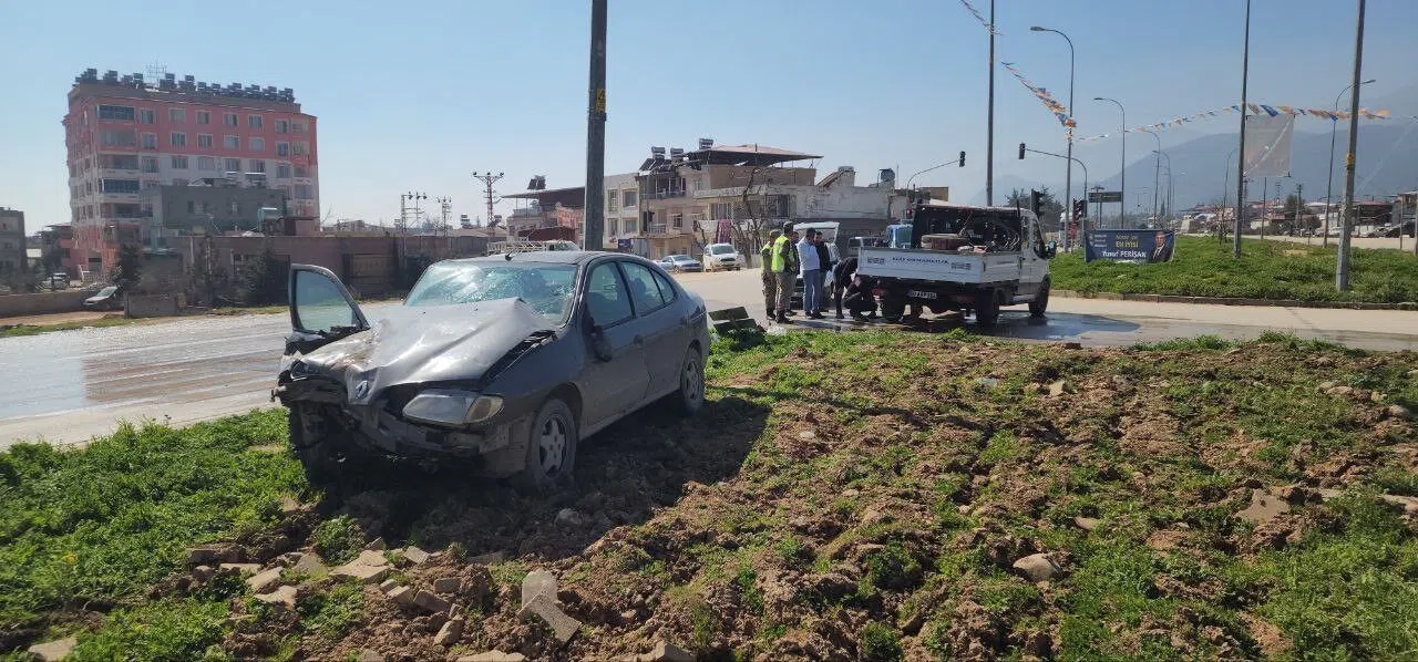 Trafik kazasında, 2 aracın çarpıştı