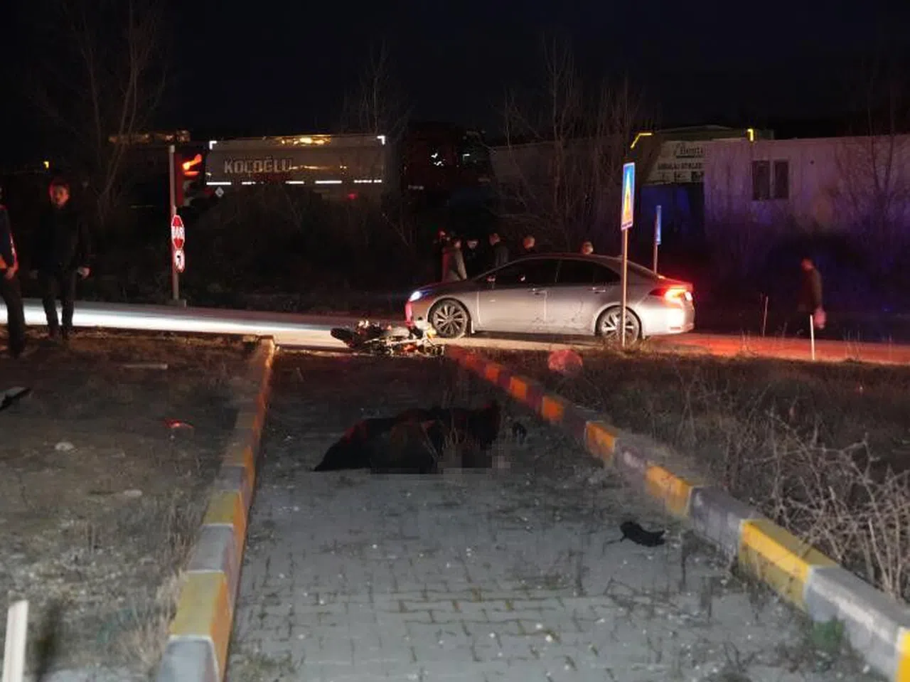 Kavşakta otomobille çarpışan motosikletin sürücüsü hayatını kaybetti