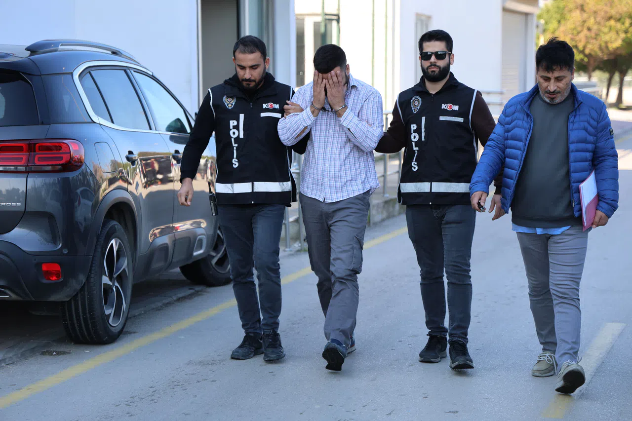 Çevirmede polislere 'hayırdır devrem' diyen sahte polis yakalandı