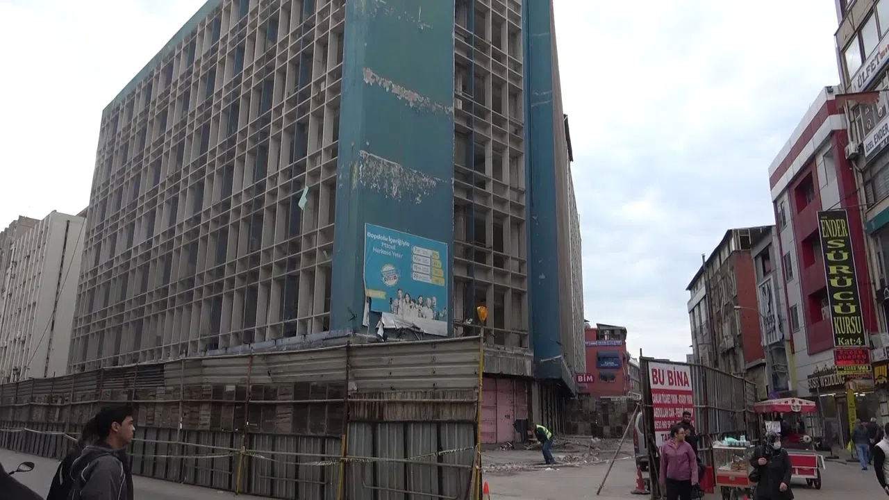 Adana’nın simgelerinden büyük postane yıkılıyor  