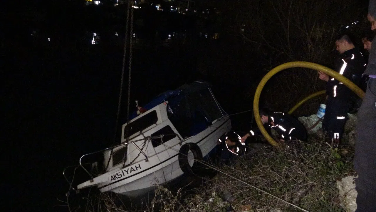 Manavgat Irmağı'nda batan tekneye vinçli kurtarma