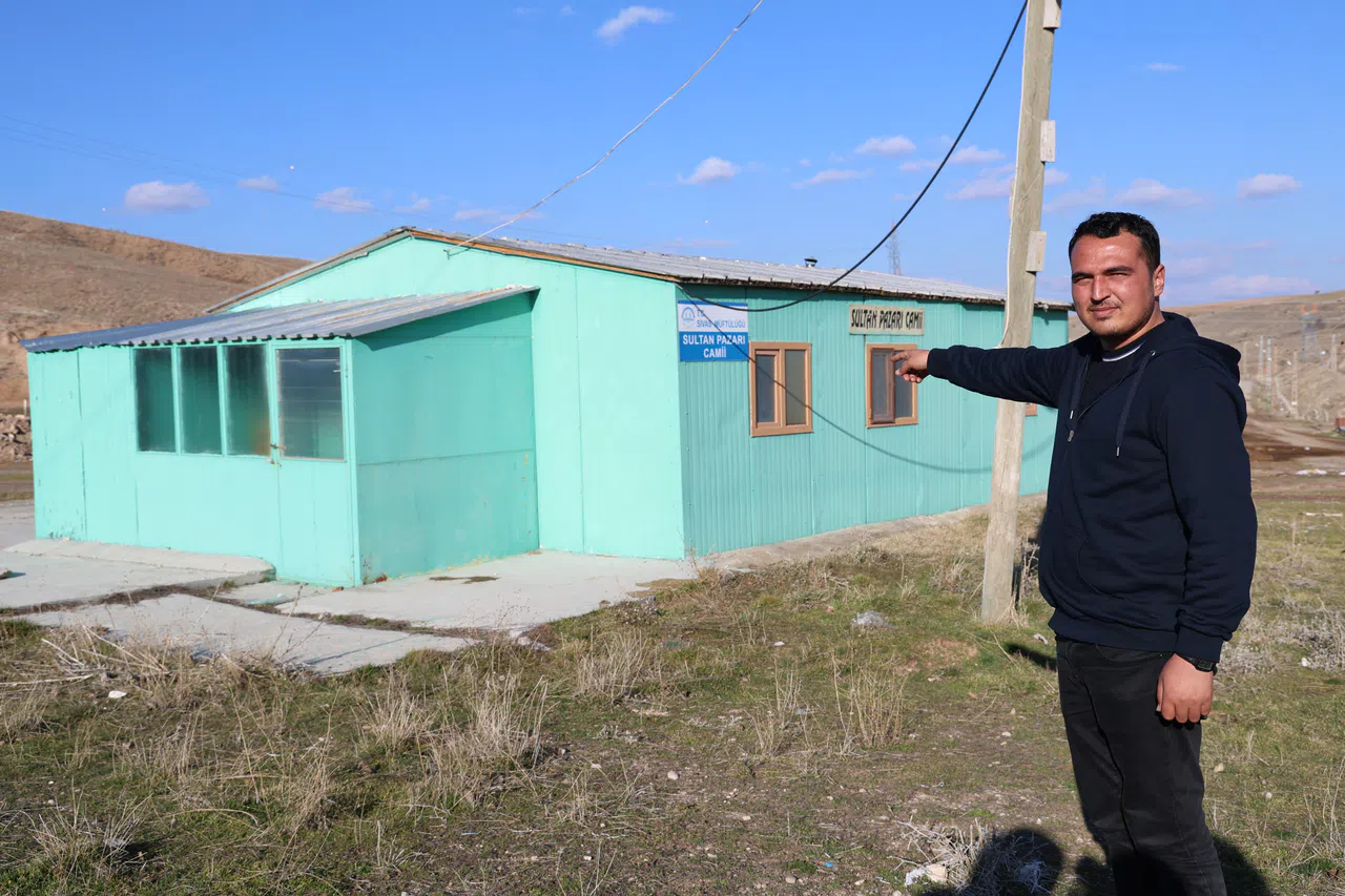Depo görünümlü cami görenleri şaşırtıyor