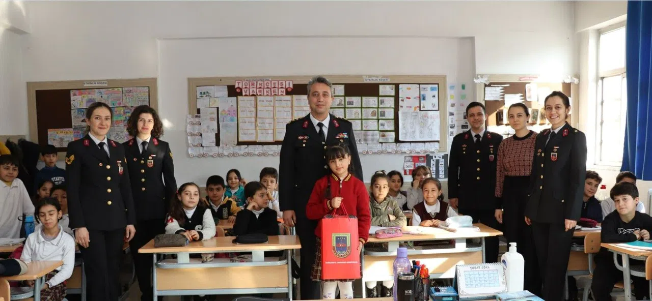 Resim yarışmasında dereceye girenlere jandarmadan hediye  