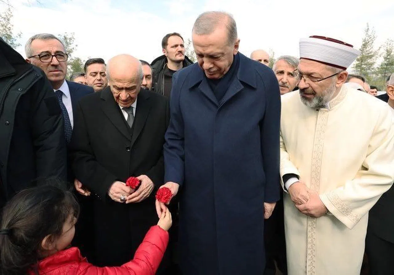 Cumhurbaşkanı Erdoğan ve Devlet Bahçeli, deprem şehitlerinin kabri başında dua ettiler