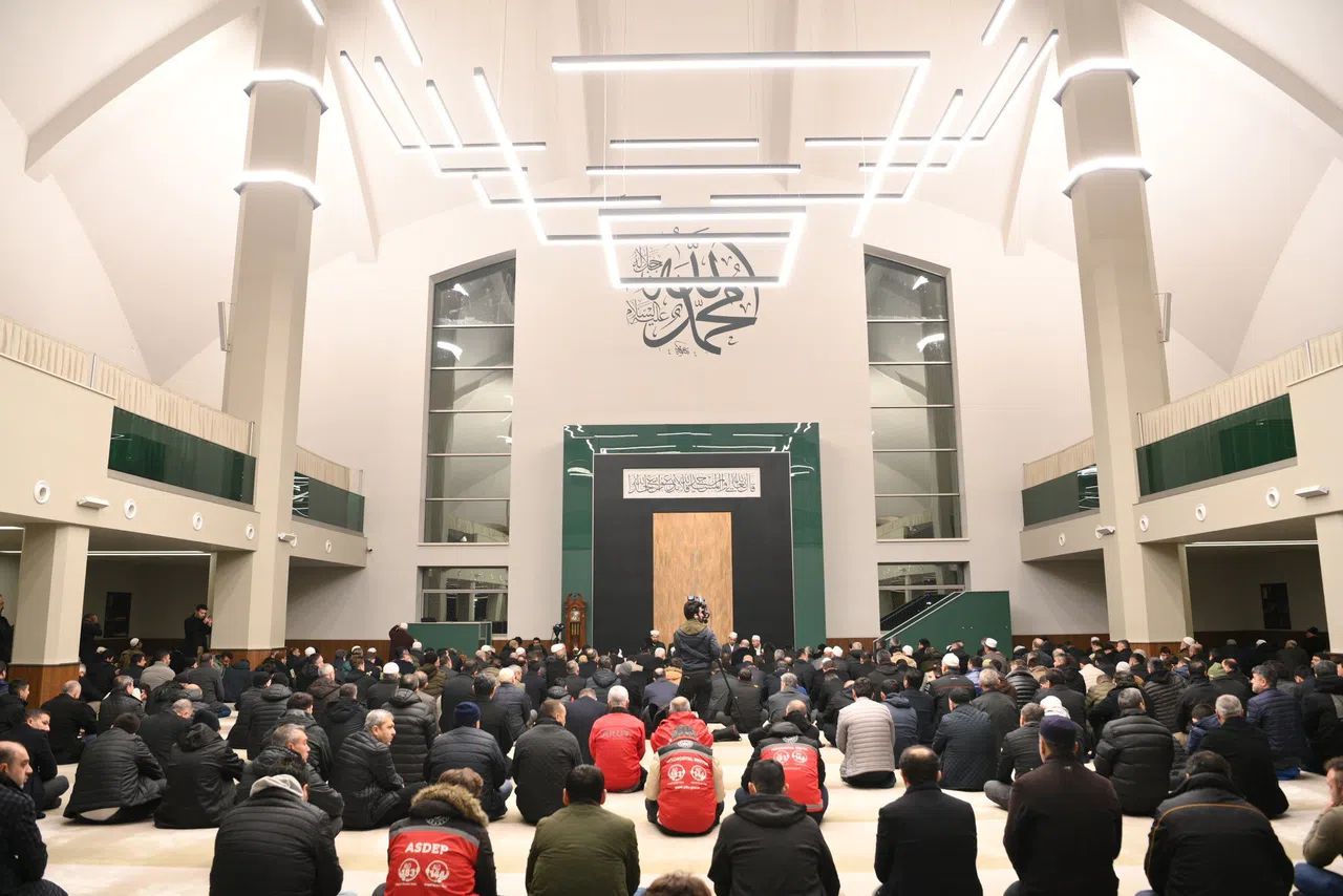 Kahramanmaraş’ta sabah namazında eller deprem şehitleri için açıldı
