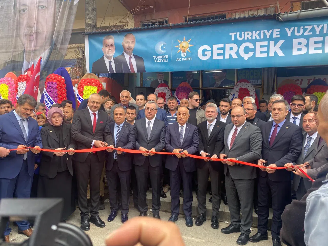 Andırın’da AK Parti seçim ofisi açılışı gövde gösterisi şeklinde açıldı