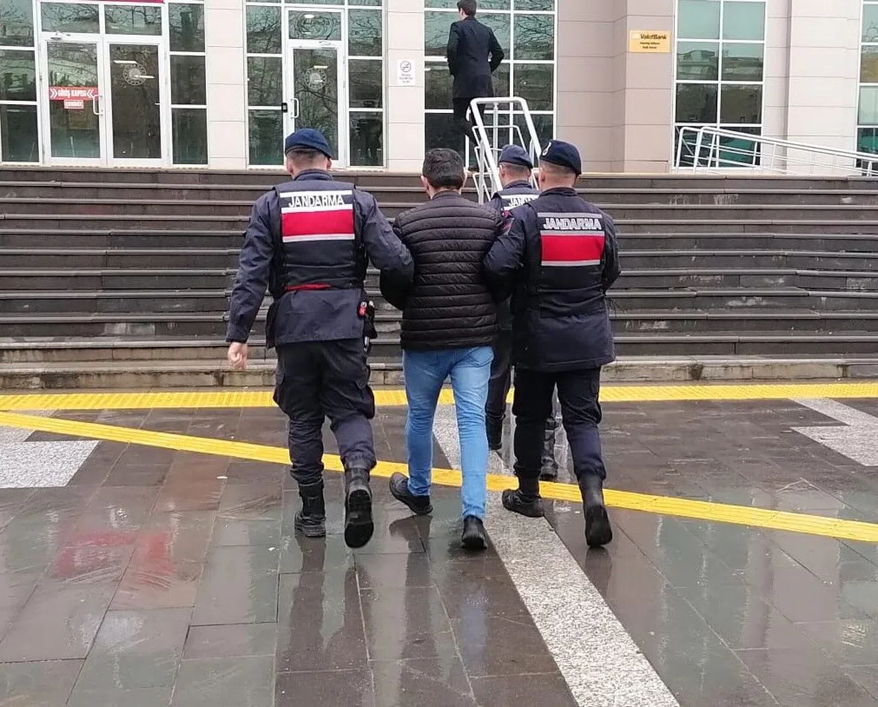 Kahramanmaraş jandarması suçluları yakalıyor