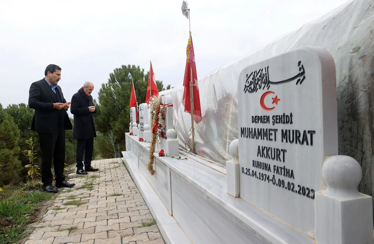 Başkan Okay, hayatını kaybeden personeli mezarı başında andı
